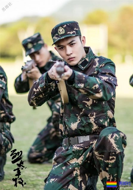 于正新剧《烈火军校》帅哥扎群！腱子肉硬汉小哥，八块腹肌被业界好评！ - 51虹马