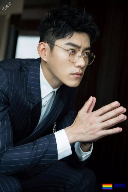 于正新剧《烈火军校》帅哥扎群！腱子肉硬汉小哥，八块腹肌被业界好评！ - 51虹马