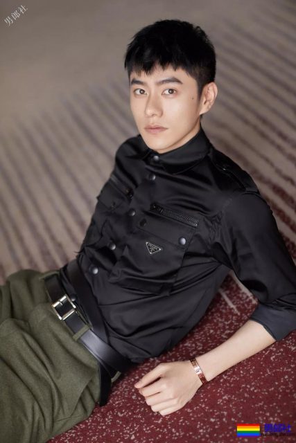 于正新剧《烈火军校》帅哥扎群！腱子肉硬汉小哥，八块腹肌被业界好评！ - 51虹马