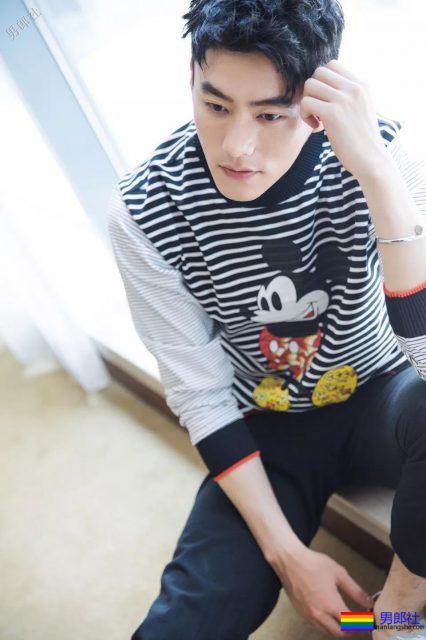 于正新剧《烈火军校》帅哥扎群！腱子肉硬汉小哥，八块腹肌被业界好评！ - 51虹马