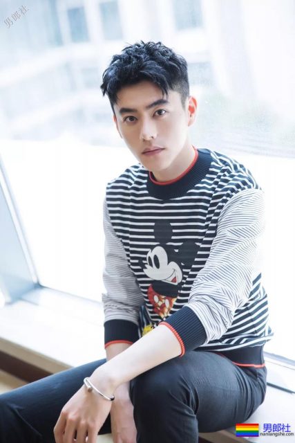 于正新剧《烈火军校》帅哥扎群！腱子肉硬汉小哥，八块腹肌被业界好评！ - 51虹马