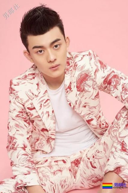 于正新剧《烈火军校》帅哥扎群！腱子肉硬汉小哥，八块腹肌被业界好评！ - 51虹马