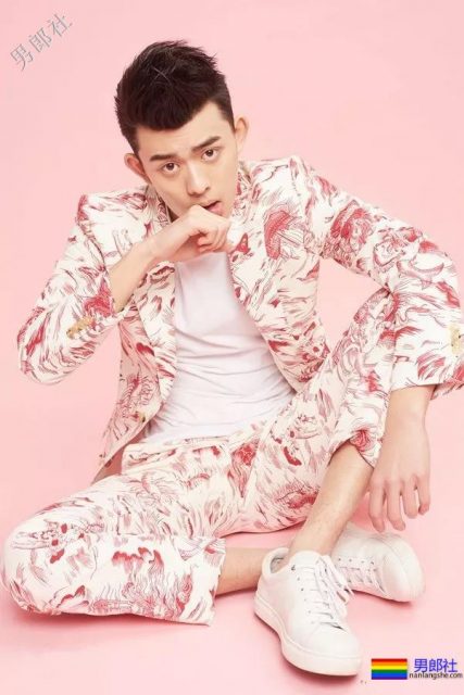 于正新剧《烈火军校》帅哥扎群！腱子肉硬汉小哥，八块腹肌被业界好评！ - 51虹马