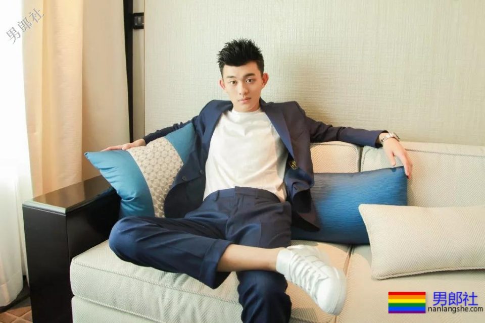 于正新剧《烈火军校》帅哥扎群！腱子肉硬汉小哥，八块腹肌被业界好评！ - 51虹马