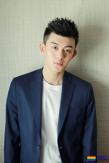 于正新剧《烈火军校》帅哥扎群！腱子肉硬汉小哥，八块腹肌被业界好评！ - 51虹马