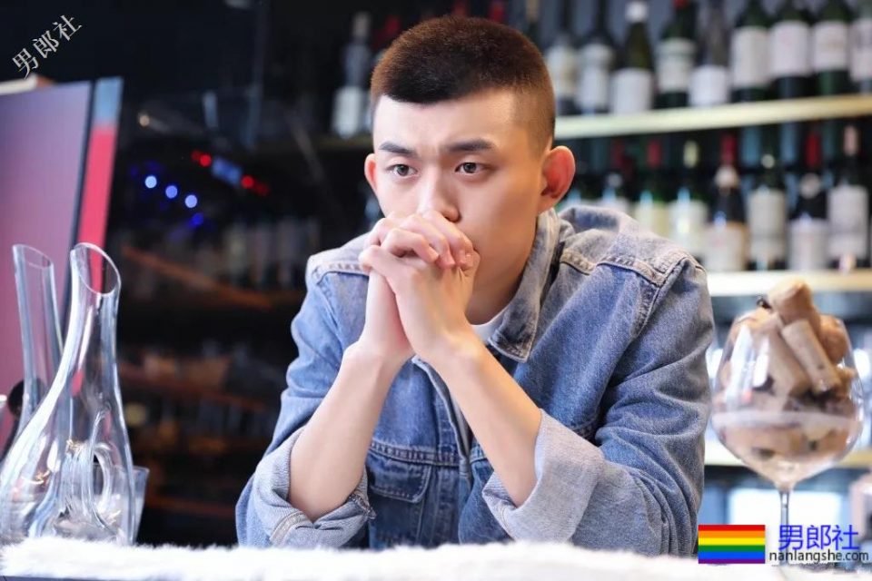 于正新剧《烈火军校》帅哥扎群！腱子肉硬汉小哥，八块腹肌被业界好评！ - 51虹马