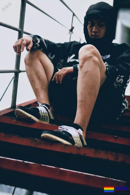 于正新剧《烈火军校》帅哥扎群！腱子肉硬汉小哥，八块腹肌被业界好评！ - 51虹马