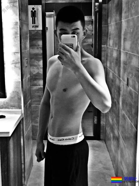 于正新剧《烈火军校》帅哥扎群！腱子肉硬汉小哥，八块腹肌被业界好评！ - 51虹马