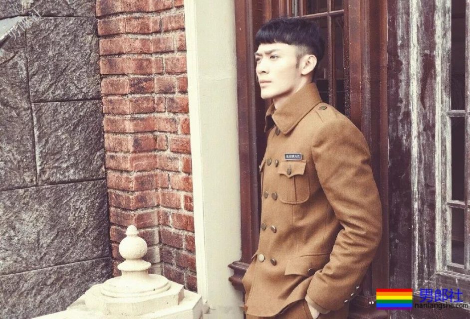 于正新剧《烈火军校》帅哥扎群！腱子肉硬汉小哥，八块腹肌被业界好评！ - 51虹马