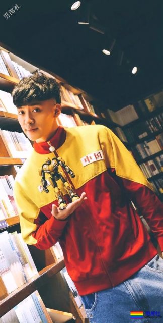 于正新剧《烈火军校》帅哥扎群！腱子肉硬汉小哥，八块腹肌被业界好评！ - 51虹马