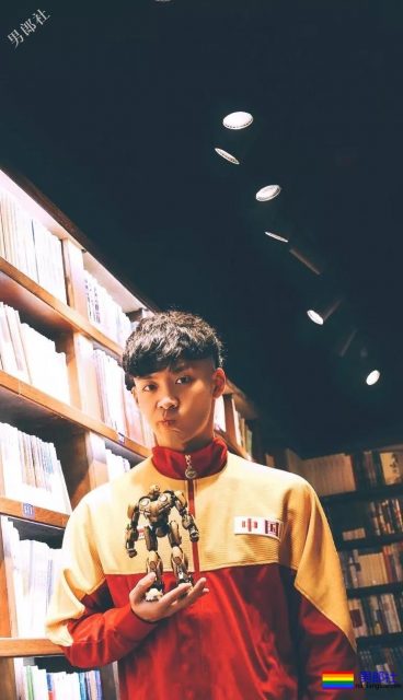 于正新剧《烈火军校》帅哥扎群！腱子肉硬汉小哥，八块腹肌被业界好评！ - 51虹马