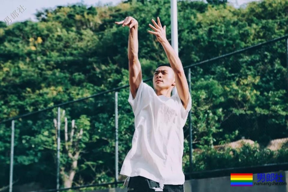 于正新剧《烈火军校》帅哥扎群！腱子肉硬汉小哥，八块腹肌被业界好评！ - 51虹马