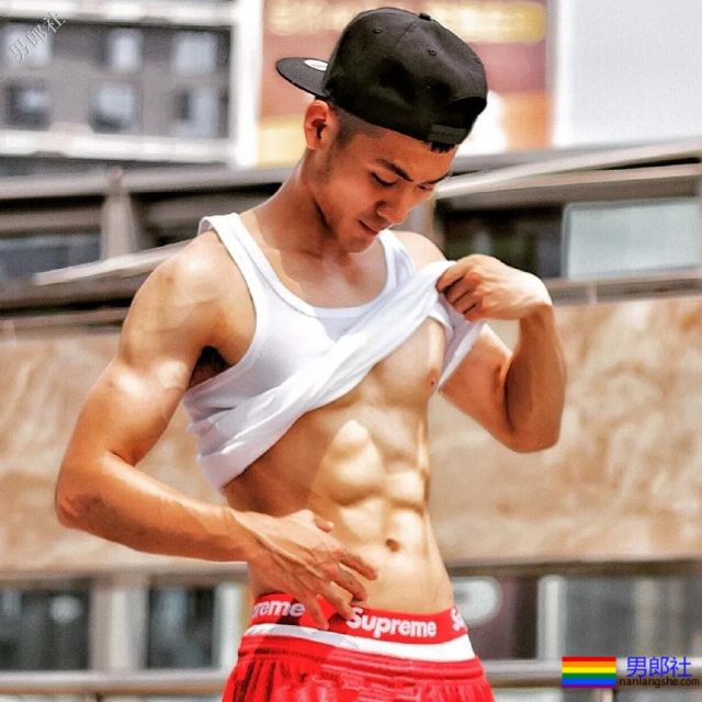 于正新剧《烈火军校》帅哥扎群！腱子肉硬汉小哥，八块腹肌被业界好评！ - 51虹马