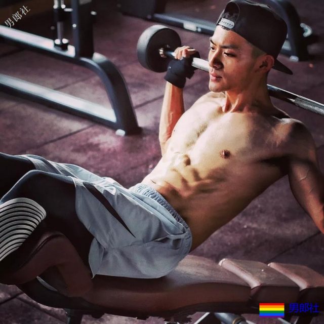 于正新剧《烈火军校》帅哥扎群！腱子肉硬汉小哥，八块腹肌被业界好评！ - 51虹马