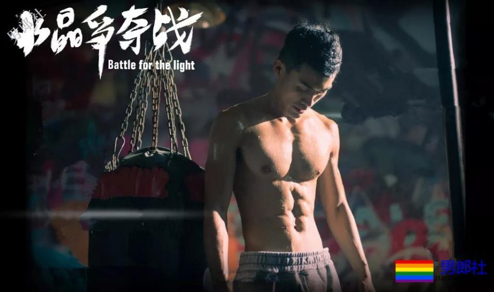 于正新剧《烈火军校》帅哥扎群！腱子肉硬汉小哥，八块腹肌被业界好评！ - 51虹马