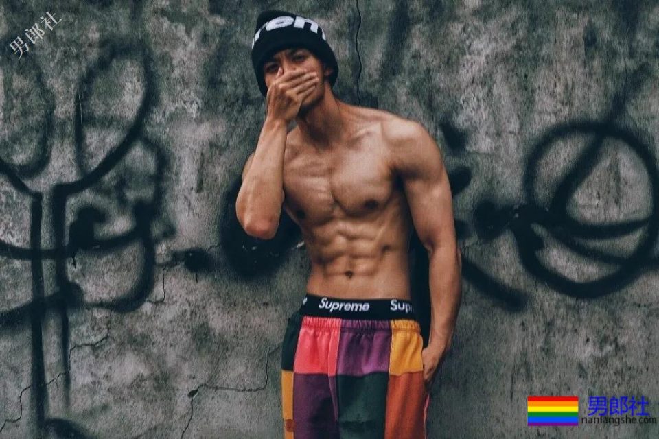 于正新剧《烈火军校》帅哥扎群！腱子肉硬汉小哥，八块腹肌被业界好评！ - 51虹马