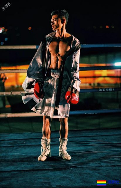 于正新剧《烈火军校》帅哥扎群！腱子肉硬汉小哥，八块腹肌被业界好评！ - 51虹马