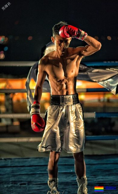 于正新剧《烈火军校》帅哥扎群！腱子肉硬汉小哥，八块腹肌被业界好评！ - 51虹马