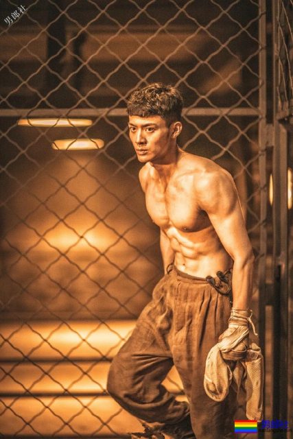 于正新剧《烈火军校》帅哥扎群！腱子肉硬汉小哥，八块腹肌被业界好评！ - 51虹马