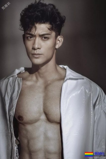 于正新剧《烈火军校》帅哥扎群！腱子肉硬汉小哥，八块腹肌被业界好评！ - 51虹马