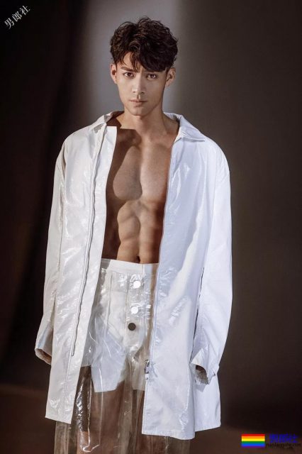 于正新剧《烈火军校》帅哥扎群！腱子肉硬汉小哥，八块腹肌被业界好评！ - 51虹马