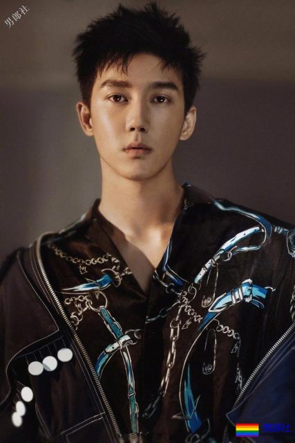 于正新剧《烈火军校》帅哥扎群！腱子肉硬汉小哥，八块腹肌被业界好评！ - 51虹马