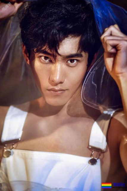 于正新剧《烈火军校》帅哥扎群！腱子肉硬汉小哥，八块腹肌被业界好评！ - 51虹马