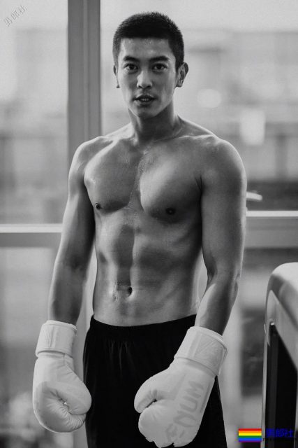 朱亚文欧豪李现齐穿飞行员制服，帅气肌肉硬汉超A超爷们! - 51虹马