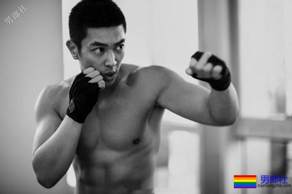 朱亚文欧豪李现齐穿飞行员制服，帅气肌肉硬汉超A超爷们! - 51虹马