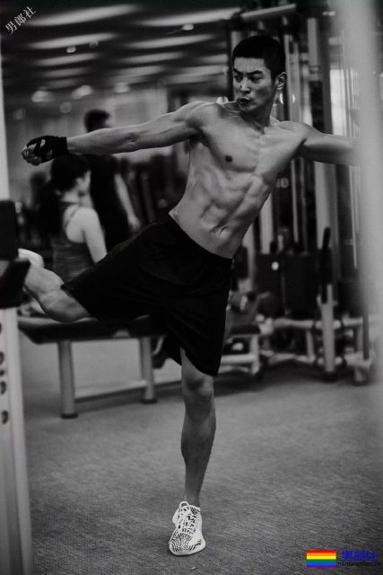 朱亚文欧豪李现齐穿飞行员制服，帅气肌肉硬汉超A超爷们! - 51虹马