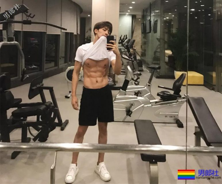 八块腹肌小狼狗靠腐剧爆红,新剧又秀兄弟情,这位大长腿帅哥你pick吗? - 51虹马 八块腹肌小狼狗靠腐剧爆红,新剧又秀兄弟情,这位大长腿帅哥你pick吗? - 51虹马