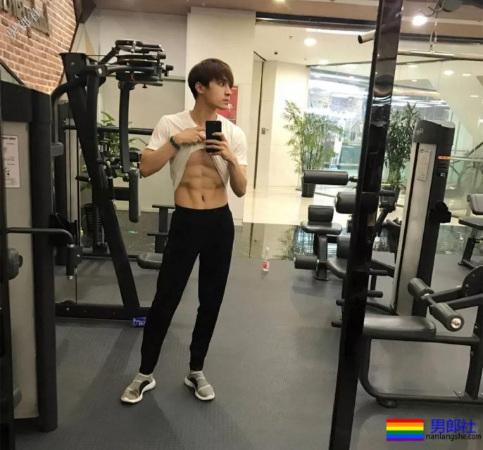 八块腹肌小狼狗靠腐剧爆红,新剧又秀兄弟情,这位大长腿帅哥你pick吗? - 51虹马 八块腹肌小狼狗靠腐剧爆红,新剧又秀兄弟情,这位大长腿帅哥你pick吗? - 51虹马