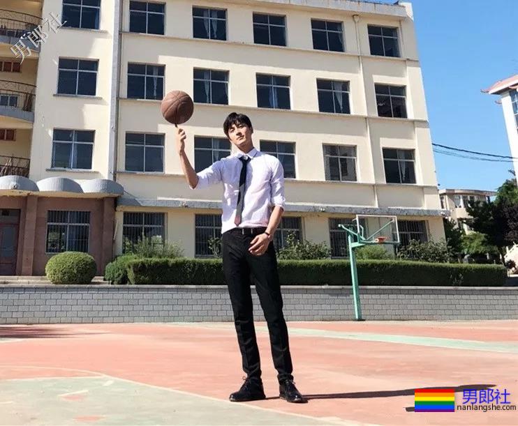 八块腹肌小狼狗靠腐剧爆红,新剧又秀兄弟情,这位大长腿帅哥你pick吗? - 51虹马 八块腹肌小狼狗靠腐剧爆红,新剧又秀兄弟情,这位大长腿帅哥你pick吗? - 51虹马