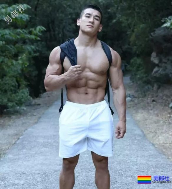 拳击选手前凸后翘，发挥男友力包包突出 - 51虹马