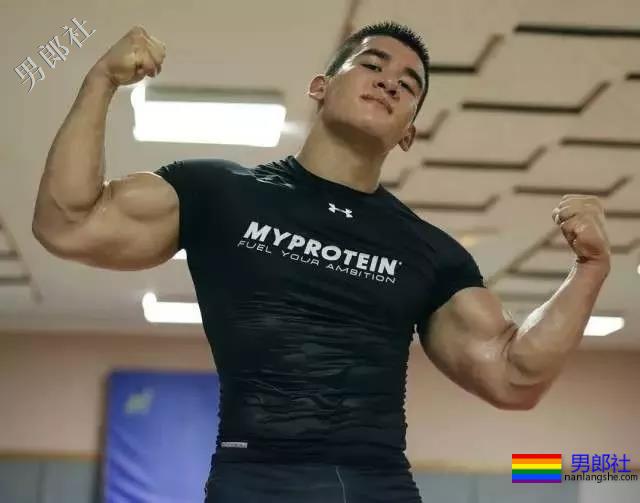 拳击选手前凸后翘，发挥男友力包包突出 - 51虹马