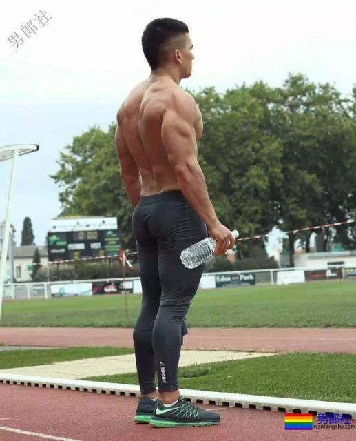 拳击选手前凸后翘，发挥男友力包包突出 - 51虹马