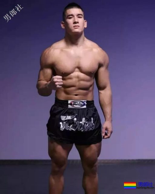 拳击选手前凸后翘，发挥男友力包包突出 - 51虹马