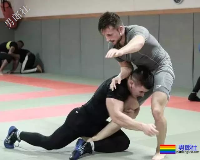 拳击选手前凸后翘，发挥男友力包包突出 - 51虹马