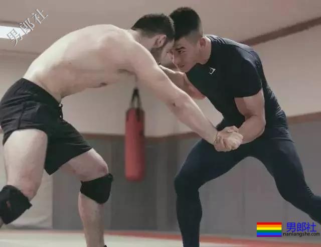 拳击选手前凸后翘，发挥男友力包包突出 - 51虹马