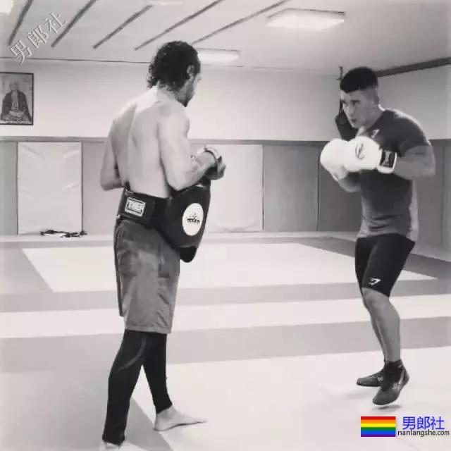 拳击选手前凸后翘，发挥男友力包包突出 - 51虹马