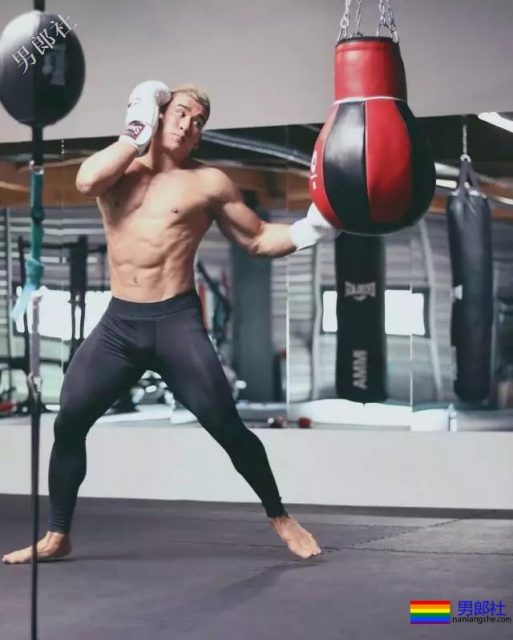 拳击选手前凸后翘，发挥男友力包包突出 - 51虹马