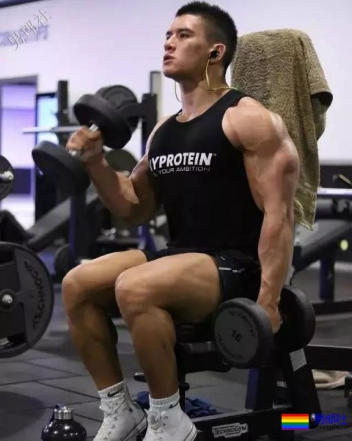 拳击选手前凸后翘，发挥男友力包包突出 - 51虹马