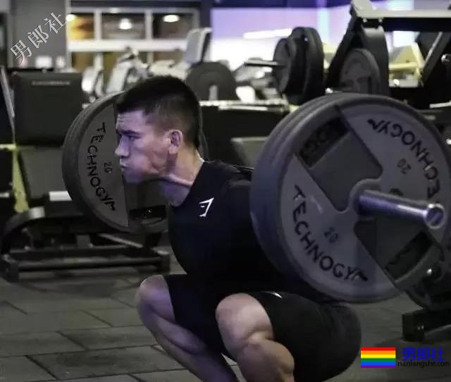 拳击选手前凸后翘，发挥男友力包包突出 - 51虹马