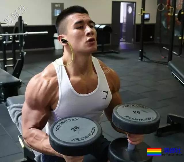 拳击选手前凸后翘，发挥男友力包包突出 - 51虹马