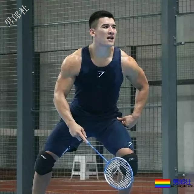 拳击选手前凸后翘，发挥男友力包包突出 - 51虹马