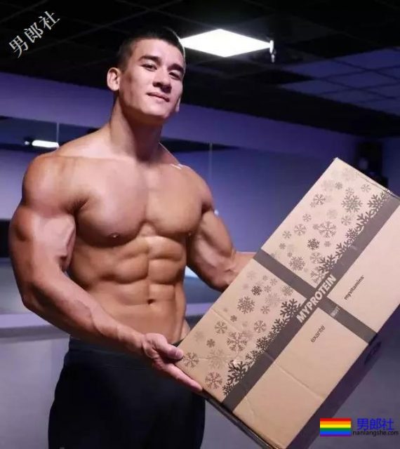 拳击选手前凸后翘，发挥男友力包包突出 - 51虹马