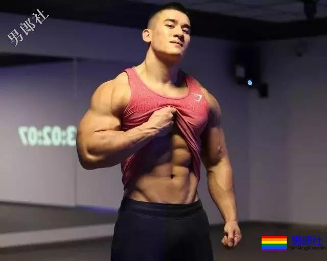 拳击选手前凸后翘，发挥男友力包包突出 - 51虹马