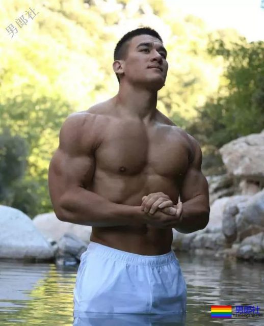 拳击选手前凸后翘，发挥男友力包包突出 - 51虹马