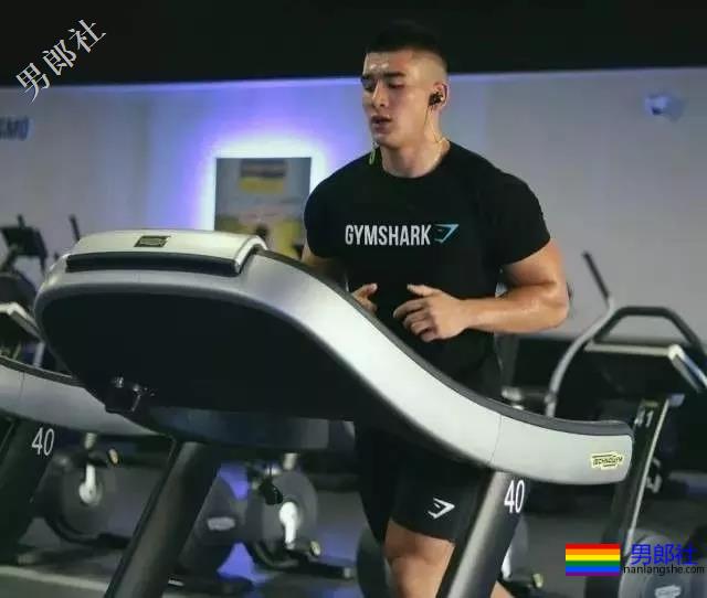 拳击选手前凸后翘，发挥男友力包包突出 - 51虹马