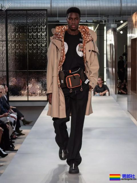 露奶装火遍时装周,6000买一件你敢穿出门吗? - 51虹马 露奶装火遍时装周,6000买一件你敢穿出门吗? - 51虹马